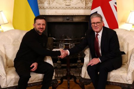 Imagem colorida de Keir Starmer e Zelensky - Metrópoles