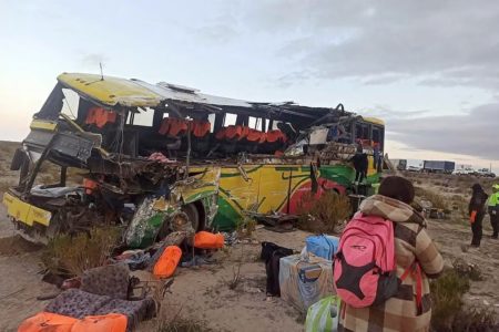 Imagem colorida mostra acidente entre dois ônibus na bolívia | Metrópoles