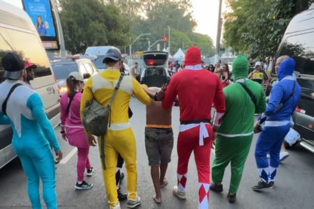 Policiais vestidos de Power Rangers prendem ladrão de celular