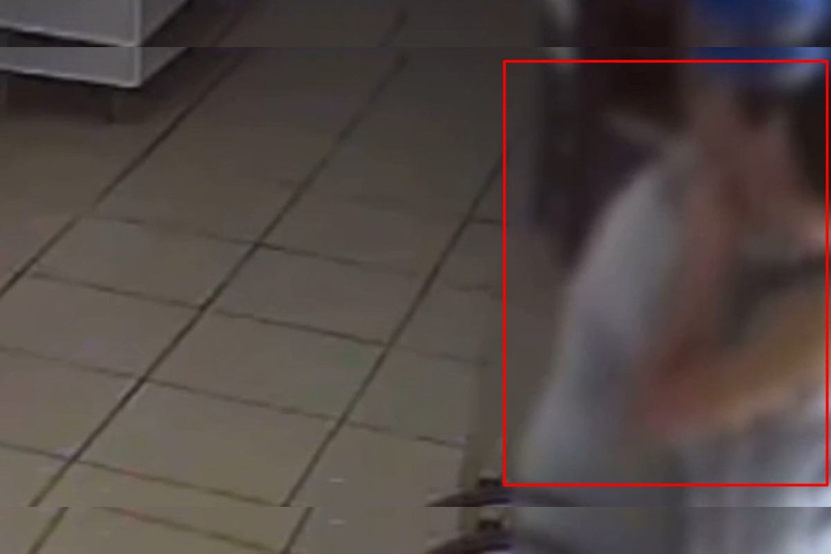 Vídeo mostra homem agarrando e apalpando a bunda de menina de 12 anos