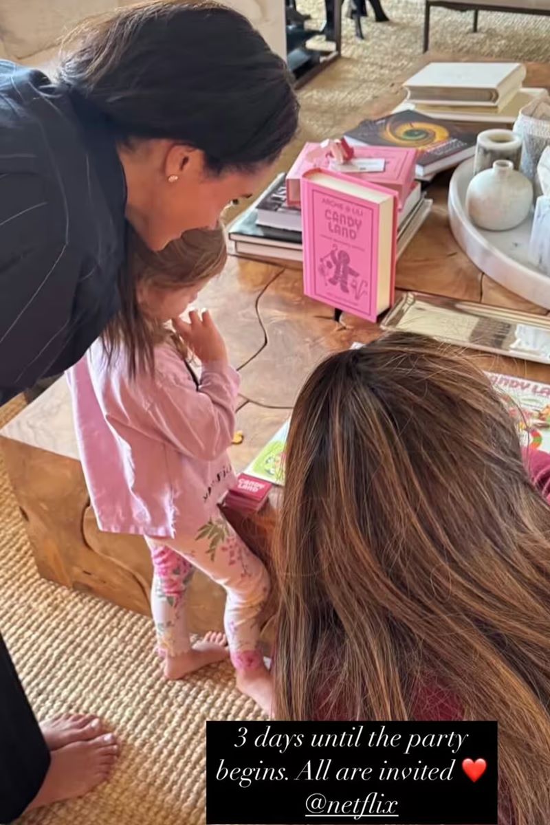 Foto colorida de duas mulheres brincando com uma menina - Metrópoles