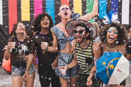 Foto colorida de grupo de pessoas no Carnaval com bebida - Metrópoles