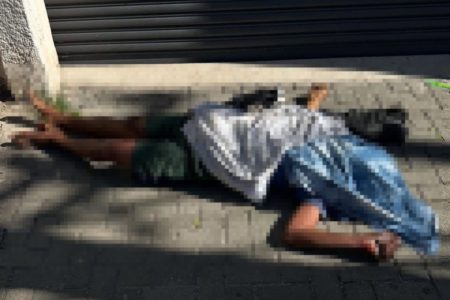 Copo de homem em situação de rua