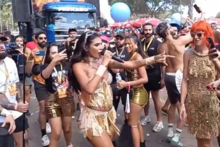 Imagens coloridas mostram cantora Pocah cantando em meio aos fãs, na rua, após descer de caminhão de som no Carnaval de São Paulo
