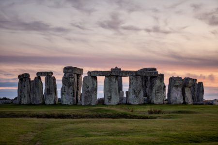 Stonehenge, o monumento pré-histórico perto de Salisbury, em Wiltshire, Inglaterra, é uma grande estrutura de pedra que consiste em um círculo de pedras imponentes. Metrópoles