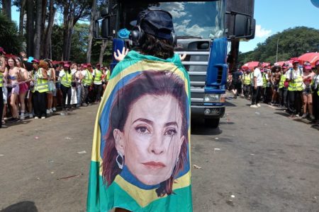 Produtora do Bloco da Pocah usa bandeira do Brasil com rosto da atriz Fernanda Torres, indicada ao Oscar - Metrópoles