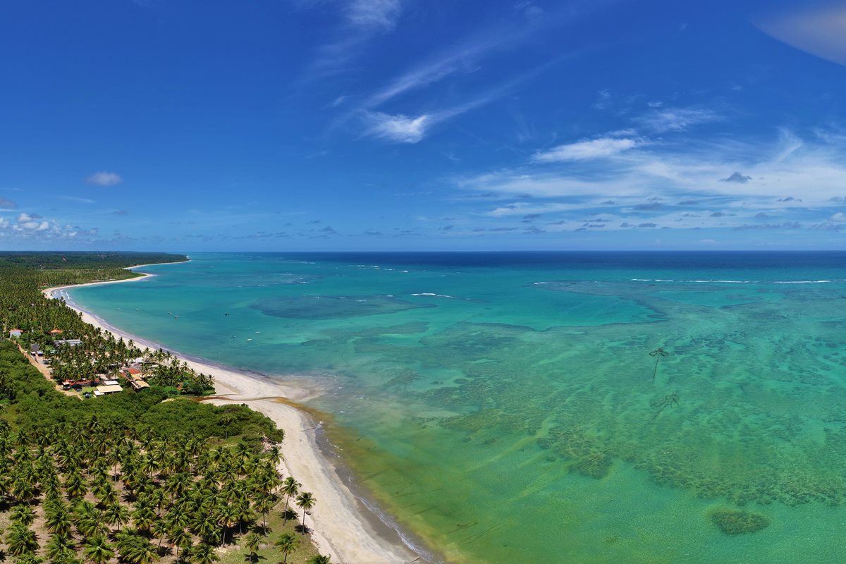 Foto colorida de praia - Metrópoles