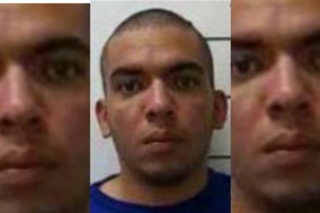 Homem branco, de cabeça raspada, sem barba, com semblantes sério e camiseta azul escuro - Metrópoles
