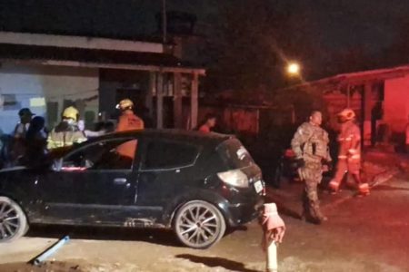 Carro preto parado em rua no DF, com bombeiros próximos - Metrópoles