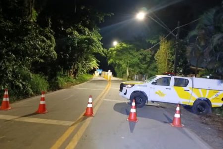 Imagens coloridas mostram estrada de duas mãos, pintura amarela para dividir os sentidos, cones colocados para interditar a pista e uma viatura branca e amarela do DER parada em 45 graus