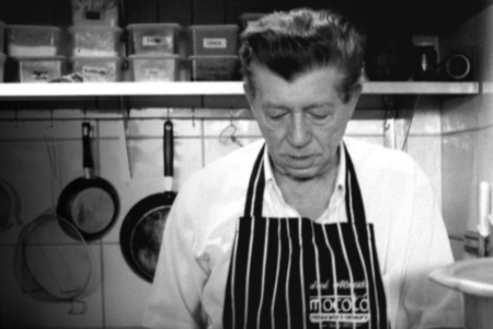Imagem em preto e branco de Seu José de Almeida cozinha do restaurante Mocotó. Metrópoles