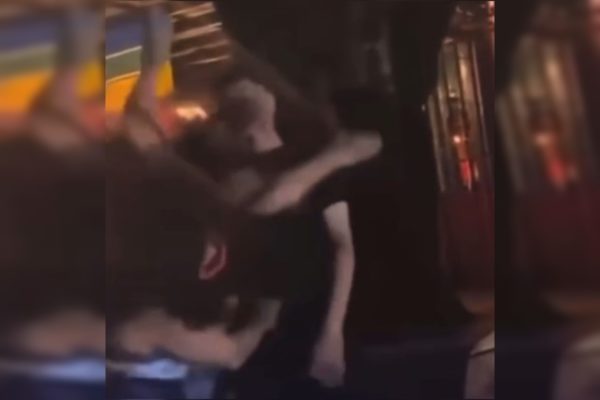 Foliões espancam homem que agrediu mulher
