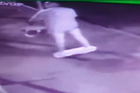 Imagem colorida de homem de cueca enquanto rouba fiação de pizzaria. Metrópoles