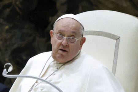 Imagem colorida de papa Francisco - Metrópoles