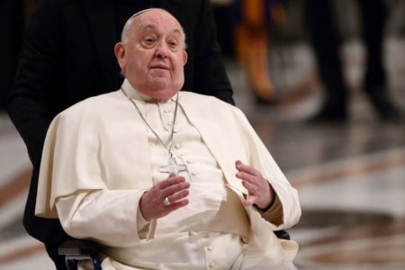 Imagem colorida de papa Francisco - Metrópoles
