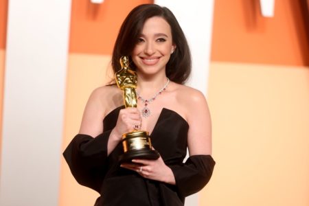 Foto colorida de Mikey Madison, vencedor do Oscar de Melhor Atriz - Metrópoles