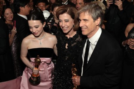 foto colorida de Mikey Madison, Fernanda Torres e Walter Salles no oscar - metrópoles