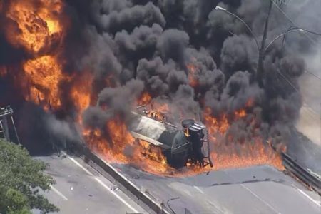 Imagem colorida de caminhão-tanque pegando fogo no Rio de Janeiro - Metrópoles