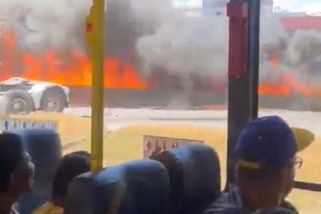 Imagem colorida de passageiros dentro de um ônibus durante incêndio de um caminhã-tanque no RJ - Metrópoles