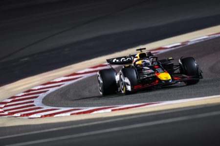 Foto colorida de carro da Red Bull durante testes da F1 no Bahrein - Metrópoles
