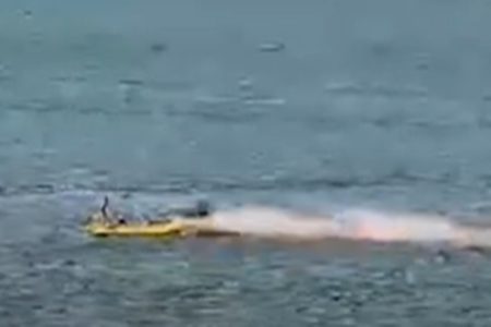 Foto colorida de jet ski atropelando barco