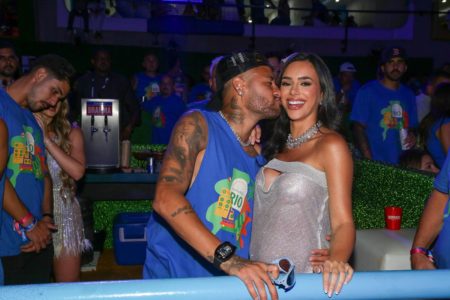 Neymar e Bruna Biancardi curtem Sapucaí em clima de romance - Metrópoles