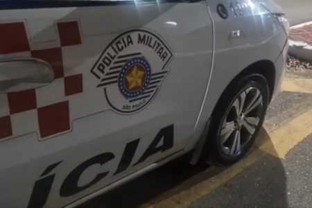 lateral de viatura da PM de São Paulo, da cor branca, com símbolo da corporação - Metrópoles