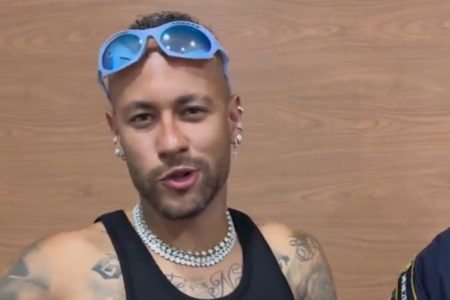 Foto de Neymar, com oculos azul - Metrópoles