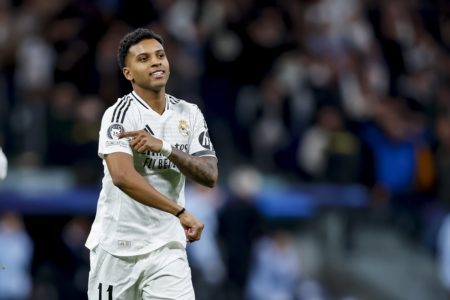 Foto colorida de Rodrygo, do Real Madrid, comemorando gol - Metrópoles