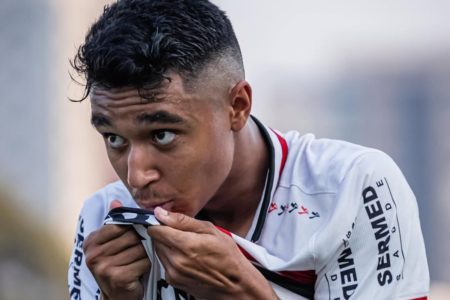 Foto colorida de Pedro Severino, do Botafogo-SP - Metrópoles