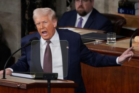 Imagem colorida do presidente dos Estados Unidos, Donald Trump -- Metrópoles