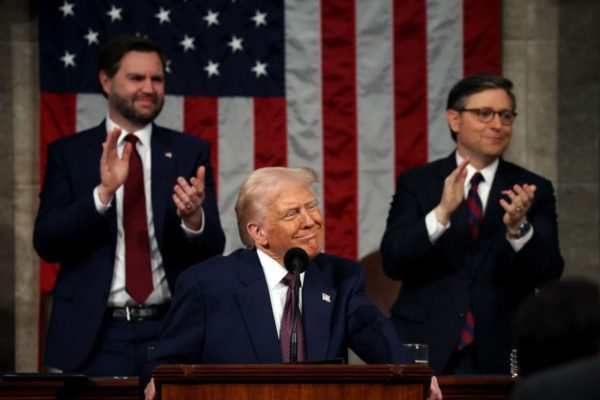 Imagem colorida do presidente Donald Trump