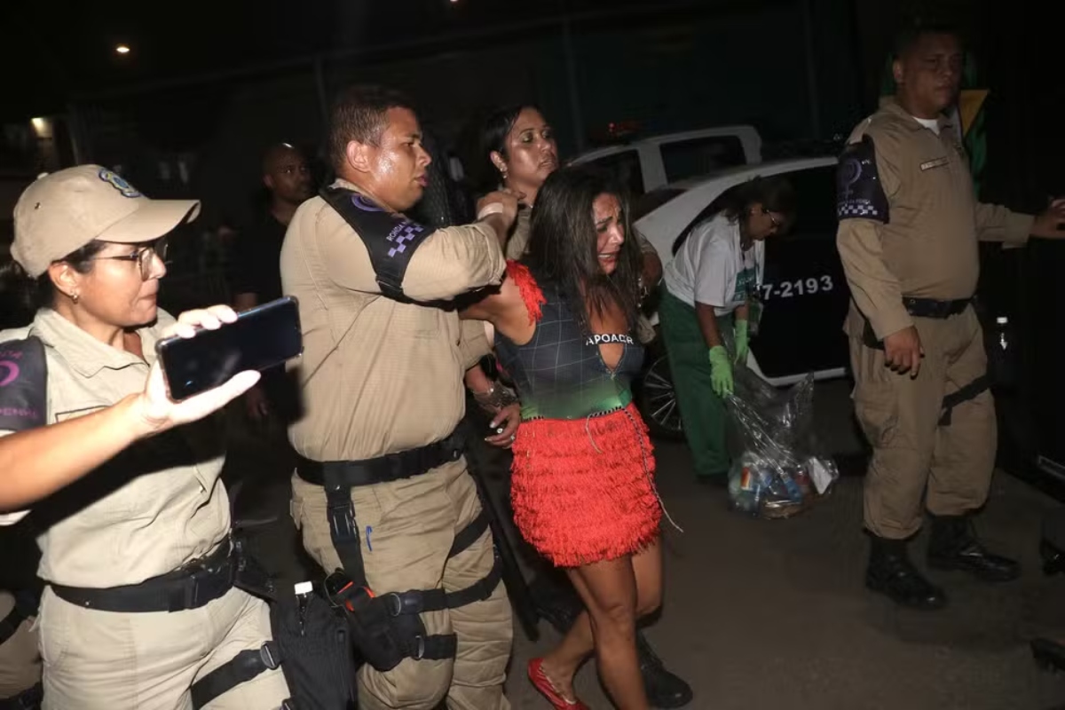Mulher presa após atacar pessoas em camarote