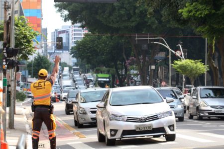 Funcionário da CET monitora o trânsito na rua da Consolação, em SP - Metrópoles