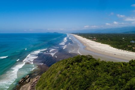 Imagem colorida de praia onde ocorreu acidente entre duas motos aquáticas