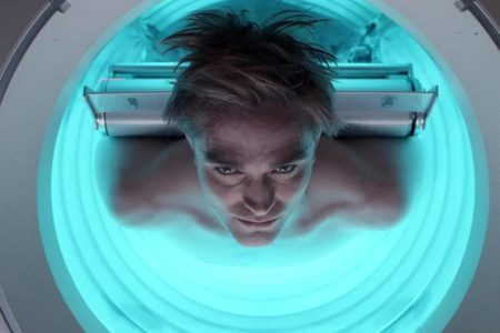 Imagem colorida de Robert Pattinson no filme Mickey 17 - Metrópoles