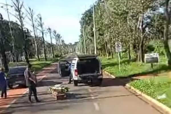 Imagem colorida, Vídeo: caixão cai de carro funerário a caminho do cemitério em MS - Metrópoles