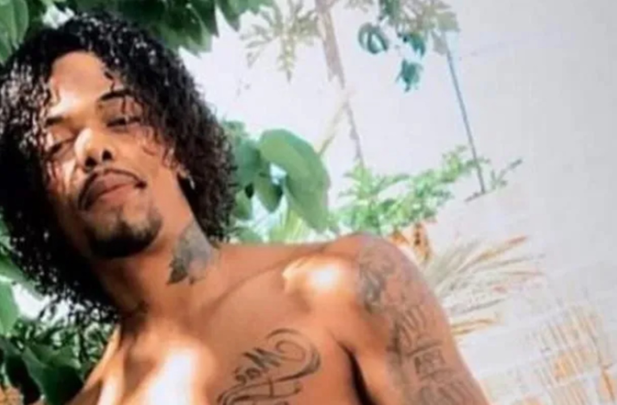 homem tatuado