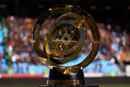 Imagem colorida do troféu do Mundial de Clubes - Metrópoles