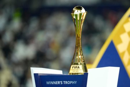 Imagem colorida do troféu do Intercontinental - Metrópoles
