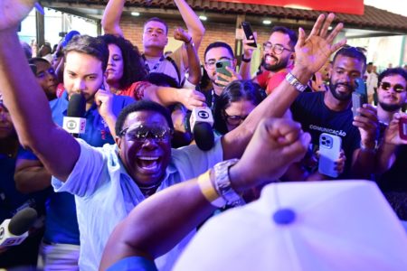 "Encerrei com chave de ouro", diz Neguinho da Beija-Flor após vitória - Metrópoles