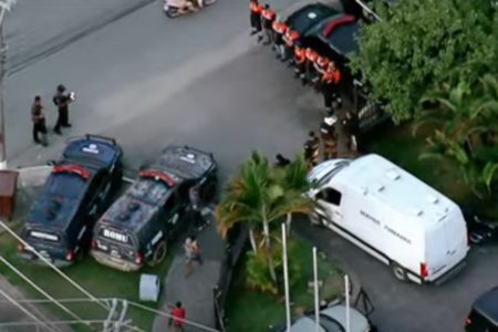 Imagem colorida de carro do IML chegando na delegacia. Metrópoles