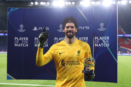 Foto colorida de Alisson, do Liverpool, como melhor em campo - Metrópoles