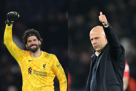 Foto colorida de Alisson e Arne Slot, goleiro e treinador do Liverpool, respectivamente - Metrópoles