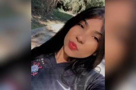 Imagem colorida de jovem mulher com camisa do Corinthians