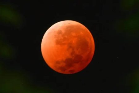 imagem colorida lua de sangue