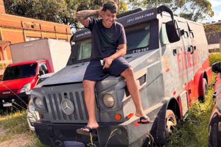 Vinícius Carvalho viralizou nas redes ao mostrar seu carro-forte. A utilização de veículos deste tipo é regularizada pela Polícia Federal - Metrópoles