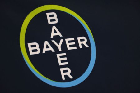Imagem do logotipo da Bayer, gigante química e farmacêutica alemã - Metrópoles