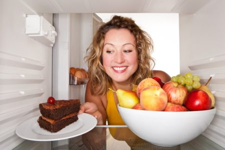 Mulher prefere comer doce do que fruta - Metrópoles
