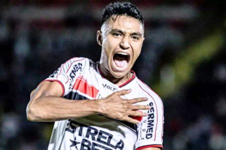 Foto colorida do jogador Pedro Severino, atualmente no RB Bragantino - Metrópoles